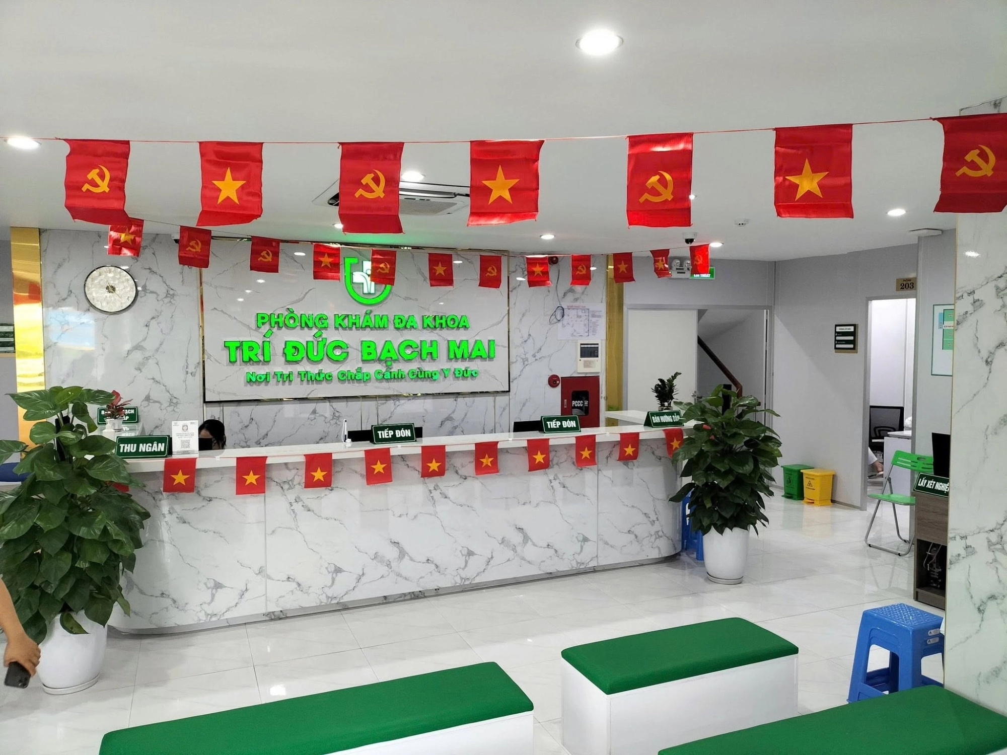 B&aacute;c sĩ g&acirc;y m&ecirc; theo d&otilde;i nội soi Ti&ecirc;u h&oacute;a tại Tr&iacute; Đức