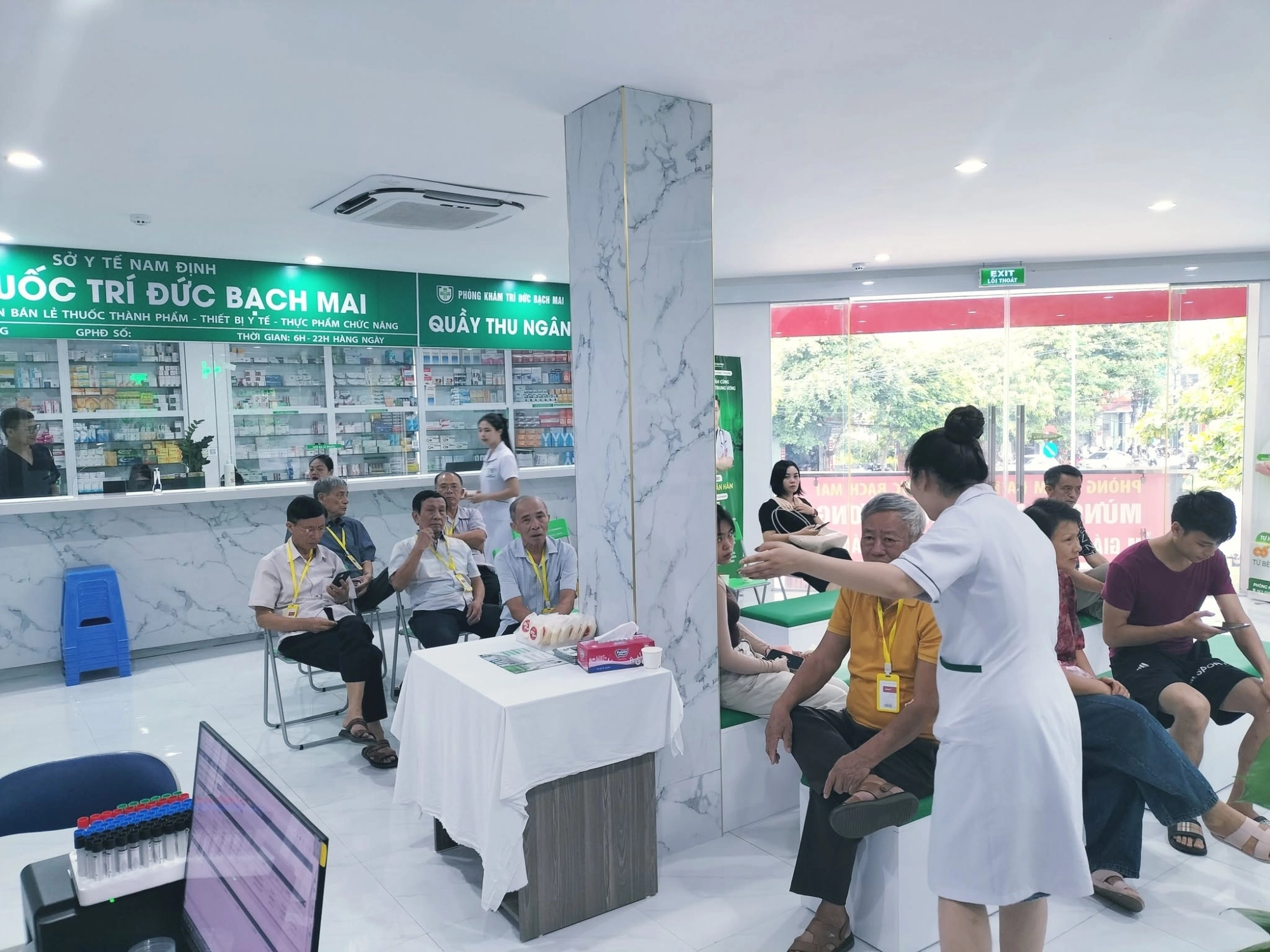 B&aacute;c sĩ đọc kết quả nội soi Ti&ecirc;u h&oacute;a tại Ph&ograve;ng kh&aacute;m Tr&iacute; Đức